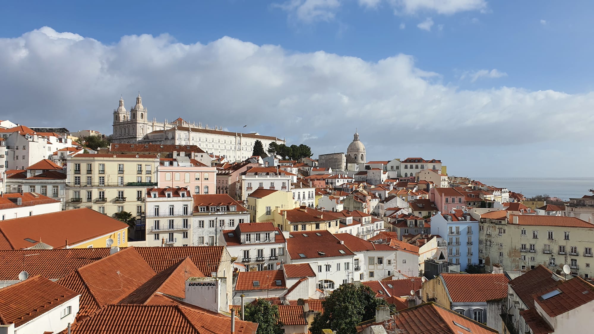 Vistas al barrio de Alfama en Lisbo